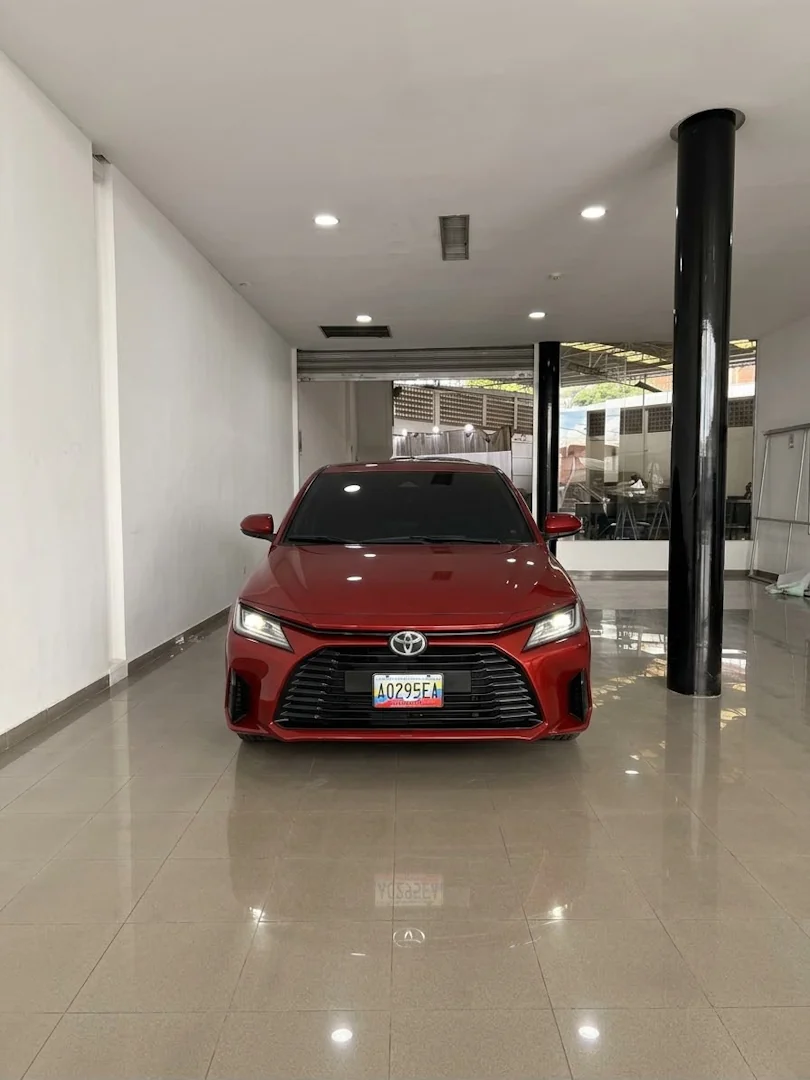 Yaris G Rojo 2025